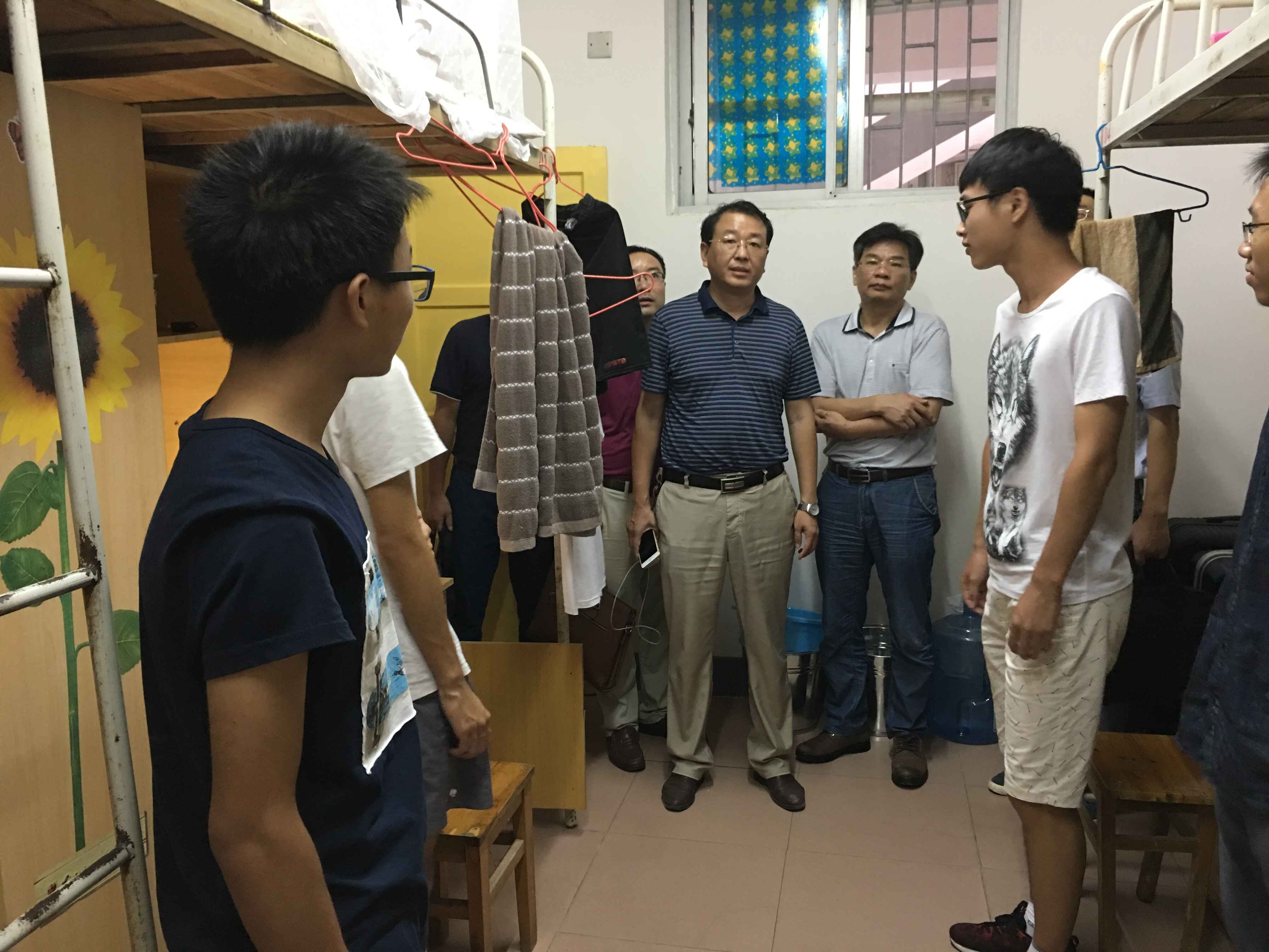 bevictor伟德官网领导下寝看望17级新生